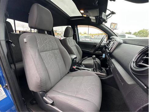 Used 2017 Toyota Tacoma TRD Off-Road w/ Premium & Technology Package AWD/4WD image 15