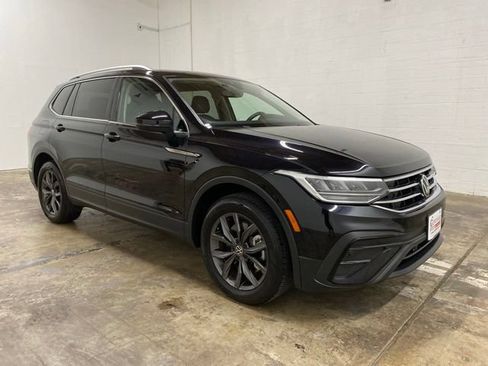 Used 2023 Volkswagen Tiguan SE w/ Panoramic Sunroof Package FWD image 7