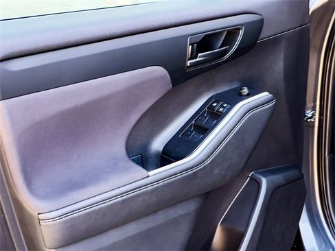 Used 2024 Toyota Highlander LE image 11