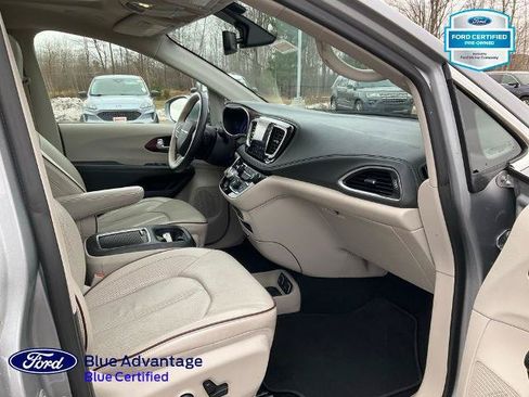 Used 2020 Chrysler Pacifica Limited FWD image 19