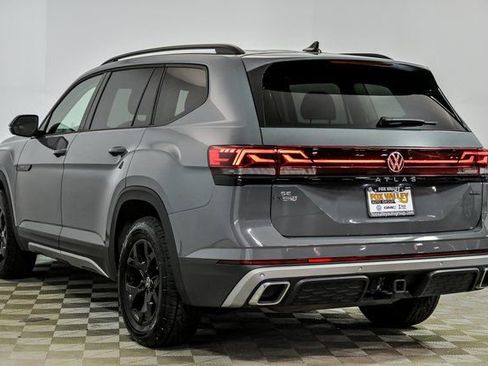 Certified 2025 Volkswagen Atlas Peak Edition SE image 5