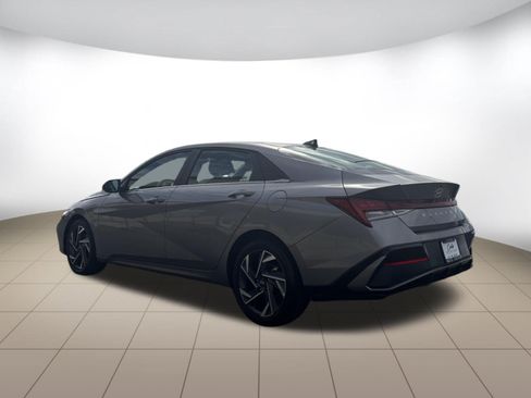 Used 2025 Hyundai Elantra SEL FWD image 5