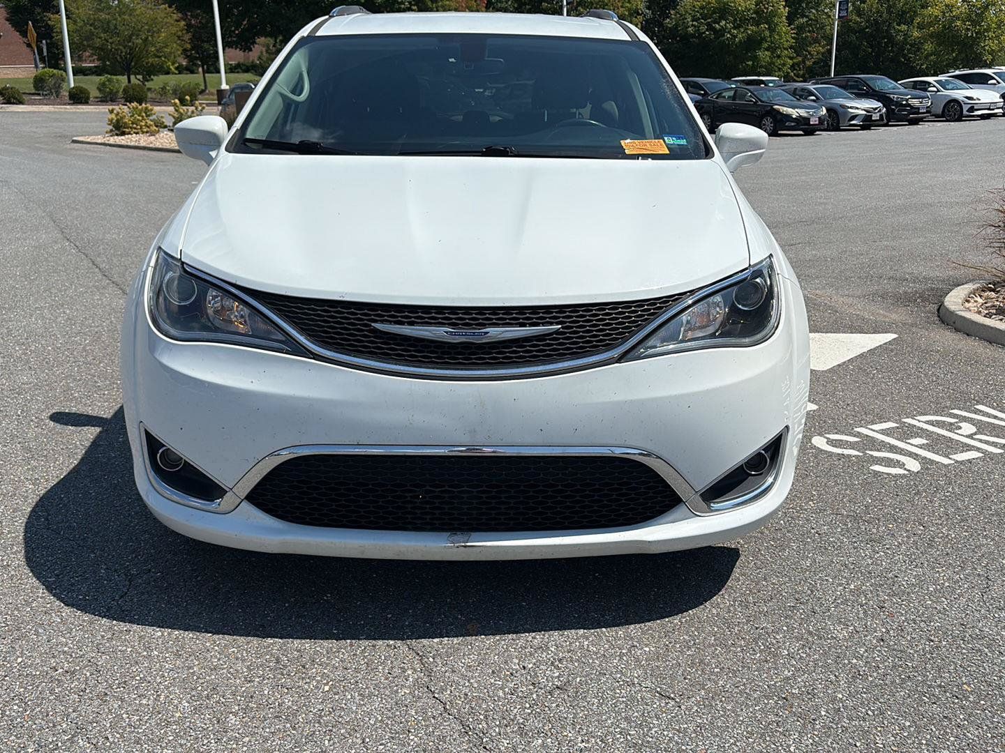 Used 2020 Chrysler Pacifica Touring-L FWD image 3