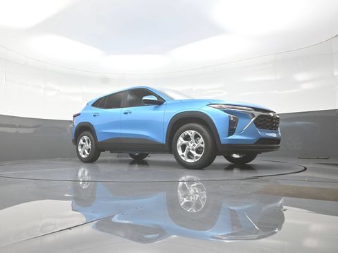 New 2026 Chevrolet Trax LS w/ LS Convenience Package FWD image 9