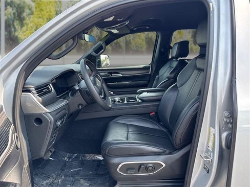 Used 2024 Jeep Wagoneer L Series II w/ Flexible Seating Group AWD/4WD image 9