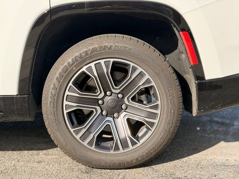 Certified 2024 Jeep Wagoneer Series II w/ Flexible Seating Group image 4