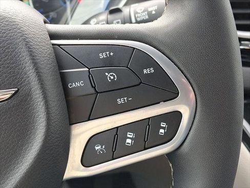 Certified 2024 Chrysler Pacifica Touring-L image 23