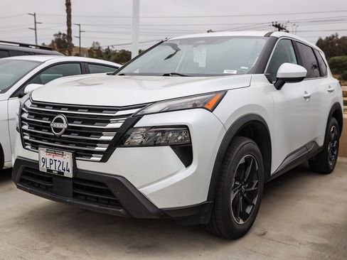 Used 2024 Nissan Rogue SV FWD image 3