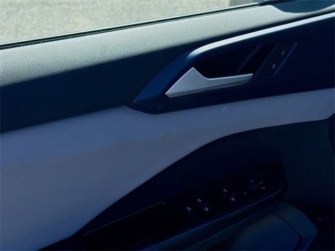 Used 2022 Volkswagen Taos SE image 16