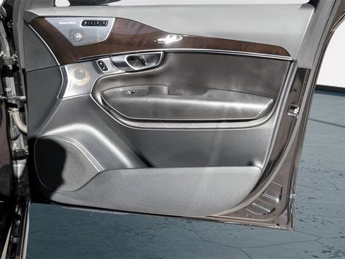 Used 2017 Volvo XC90 T6 Momentum w/ Vision Package image 32