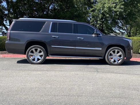 Used 2016 Cadillac Escalade ESV Luxury AWD/4WD image 2
