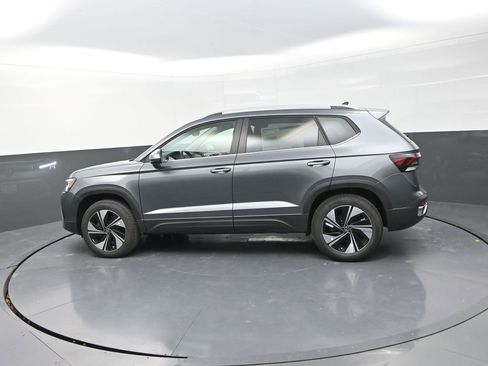 New 2026 Volkswagen Taos SE image 5