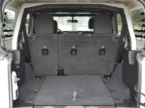 Used 2020 Jeep Wrangler Unlimited Sahara image 19