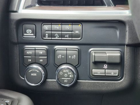 Used 2026 Chevrolet Tahoe Z71 w/ Comfort Package AWD/4WD image 25