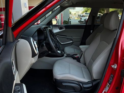 Used 2025 Kia Soul LX w/ LX Technology Package FWD image 9