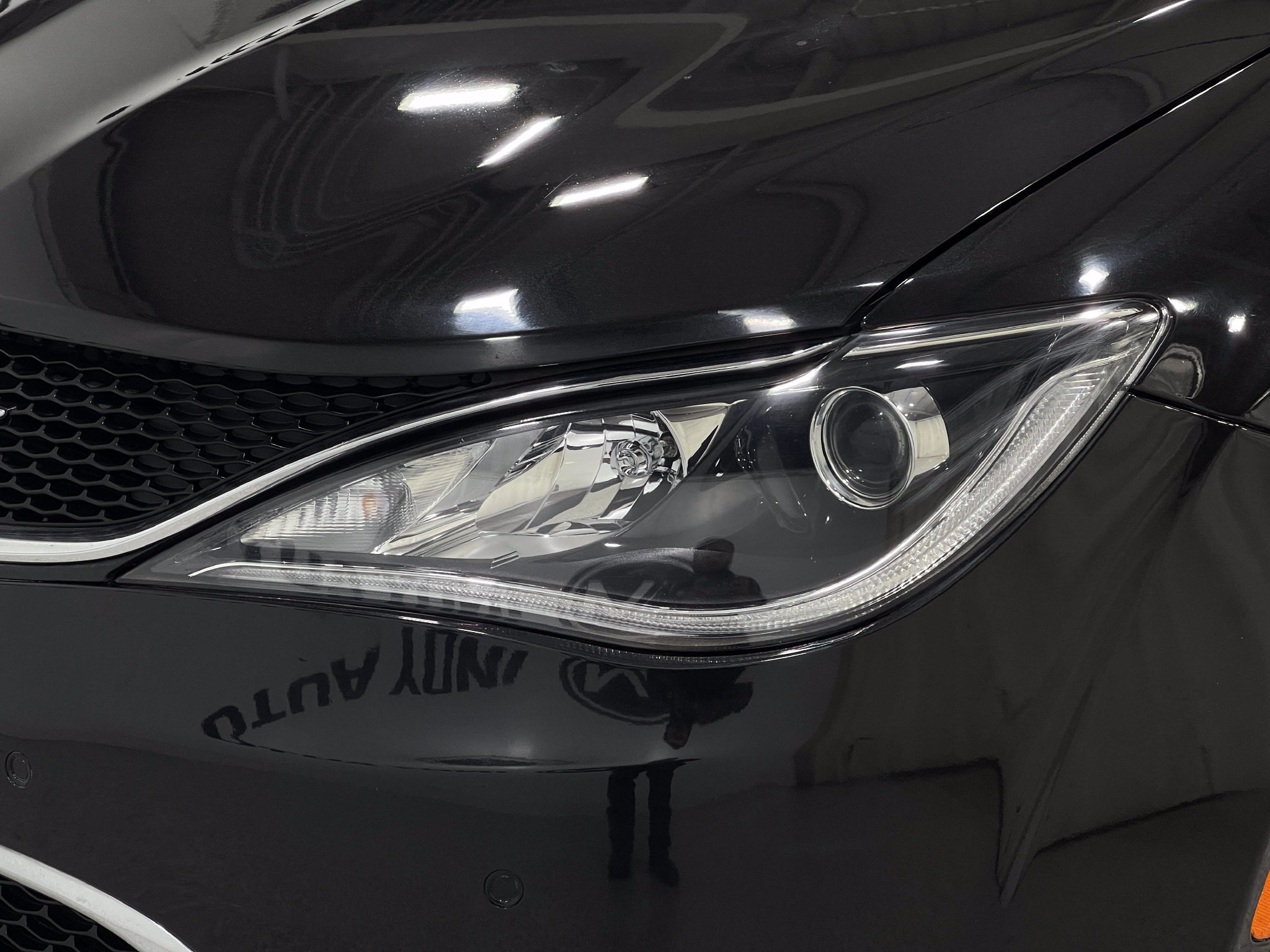 Used 2018 Chrysler Pacifica Limited w/ Tire & Wheel Group FWD image 36