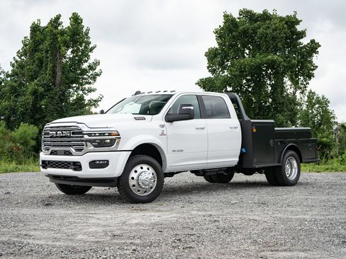 New 2026 RAM 4500 4x4 Crew Cab DRW w/ Laramie Trim Package image 3