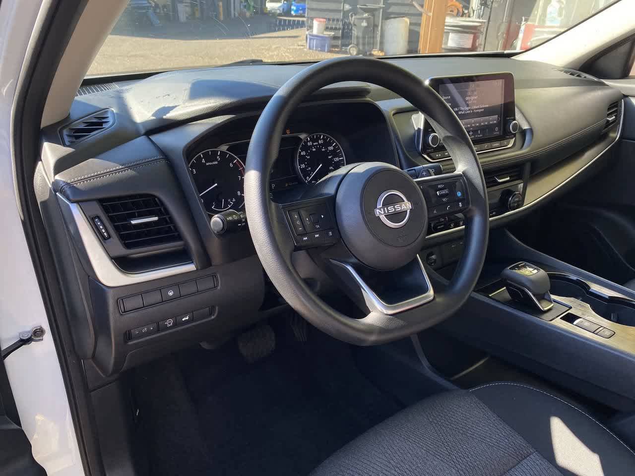 Used 2024 Nissan Rogue SV AWD/4WD image 2