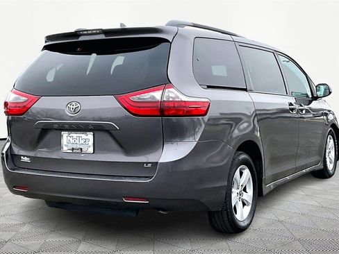 Used 2020 Toyota Sienna LE image 2