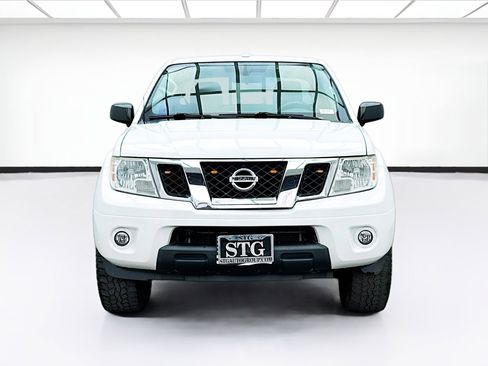 Used 2018 Nissan Frontier SV image 2