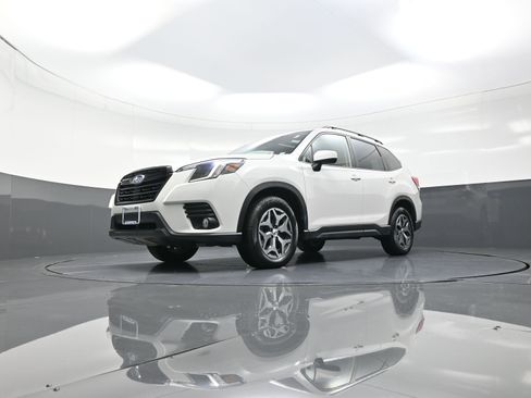 Used 2023 Subaru Forester Premium image 11