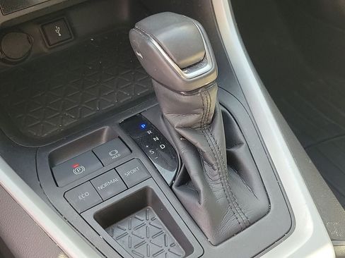 Used 2022 Toyota RAV4 XLE Premium FWD image 28