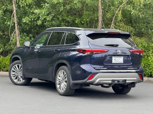 Used 2024 Toyota Highlander Platinum AWD/4WD image 3