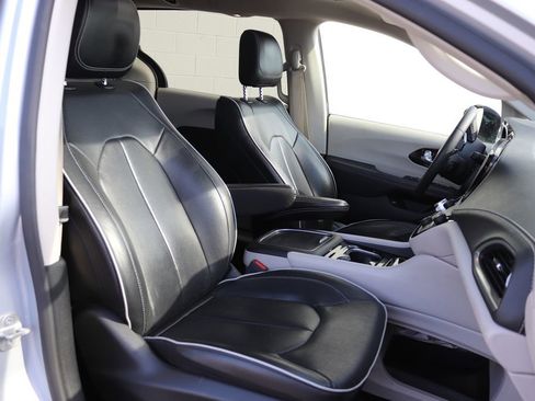 Used 2023 Chrysler Pacifica Limited image 43