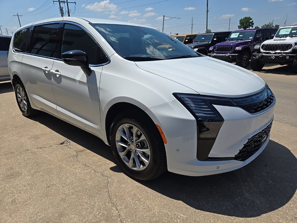 New 2027 Chrysler Pacifica Select w/ Family Tech Group AWD/4WD image 17