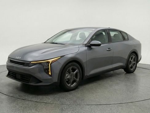 Used 2025 Kia K4 LXS image 3