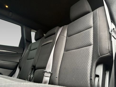 Used 2019 Jeep Grand Cherokee Laredo image 4