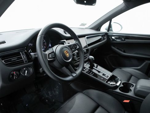 Certified 2026 Porsche Macan AWD/4WD image 4