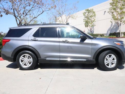 Used 2021 Ford Explorer XLT image 3