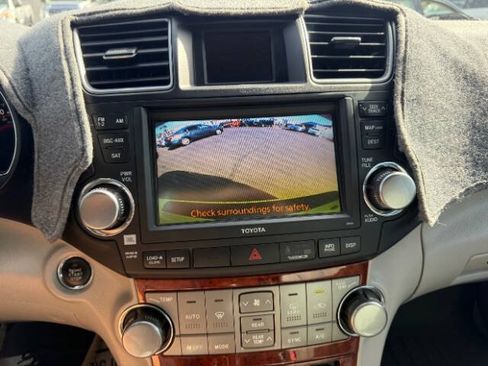 Used 2012 Toyota Highlander Limited w/ Tow Pkg FWD image 22
