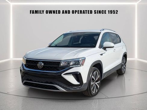 Certified 2023 Volkswagen Taos SE FWD image 3