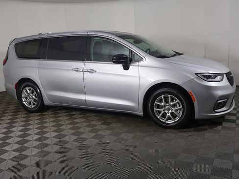 Used 2024 Chrysler Pacifica Touring-L image 20