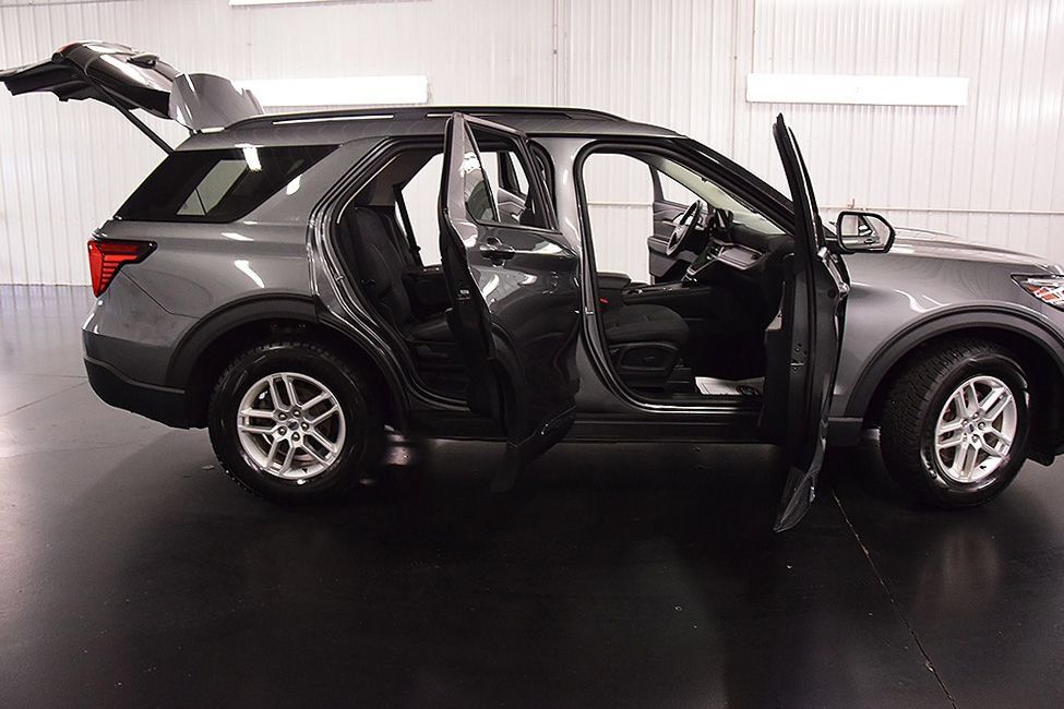 Used 2025 Ford Explorer Active AWD/4WD image 36