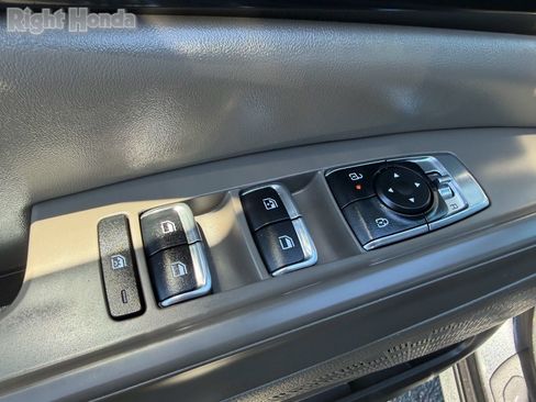 Used 2025 Kia Carnival LXS image 25