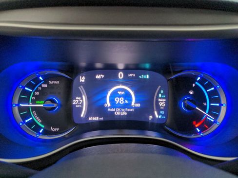 Used 2023 Chrysler Pacifica Touring-L image 16