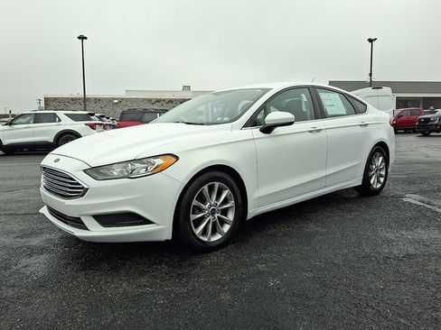 Certified 2017 Ford Fusion SE image 3