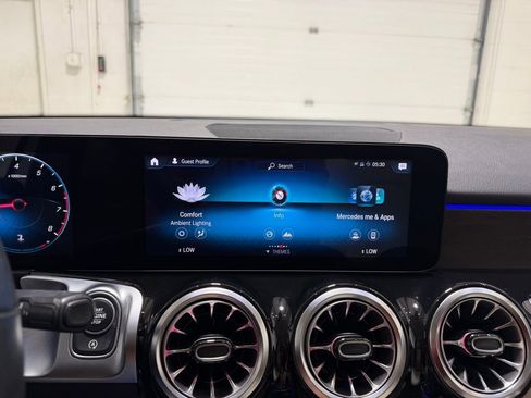 Used 2022 Mercedes-Benz GLB 250 4MATIC w/ Premium Package Lite image 16