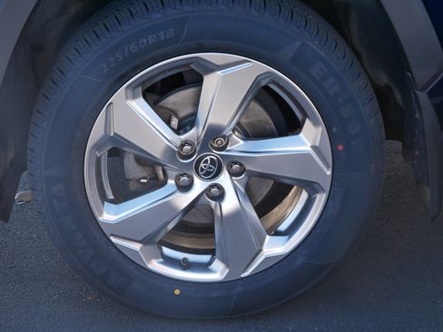 Used 2021 Toyota RAV4 XLE Premium image 15