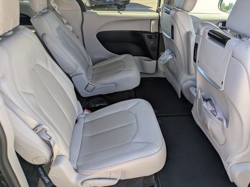 Used 2019 Chrysler Pacifica Touring-L Plus FWD image 19
