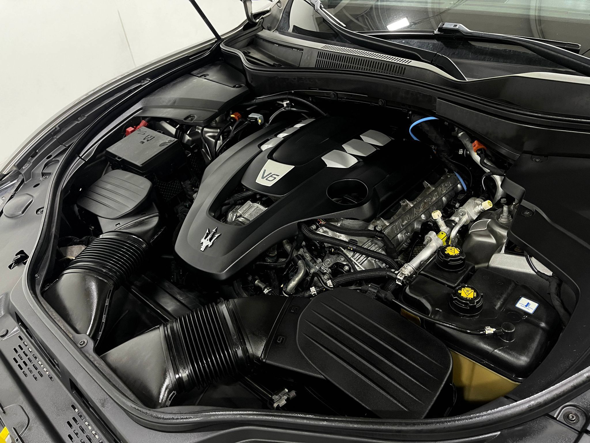 Used 2021 Maserati Levante AWD/4WD image 28