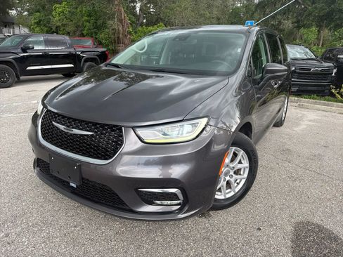 Used 2023 Chrysler Pacifica Touring-L FWD image 2