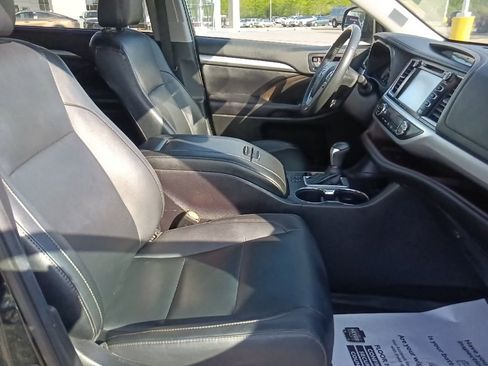 Used 2019 Toyota Highlander XLE AWD/4WD image 34