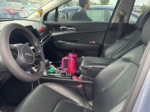 Used 2025 Kia Sportage EX image 3