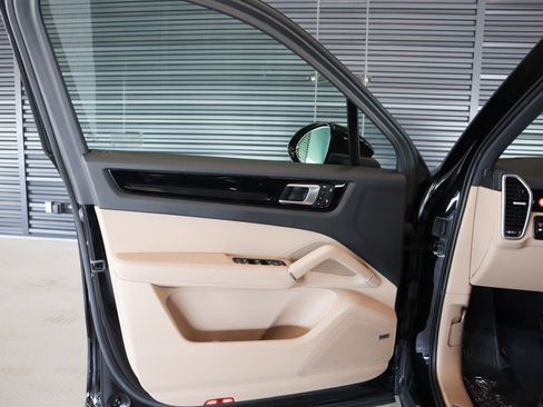 Certified 2023 Porsche Cayenne w/ Premium Package AWD/4WD image 23