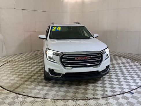 Used 2024 GMC Terrain SLT AWD/4WD image 3