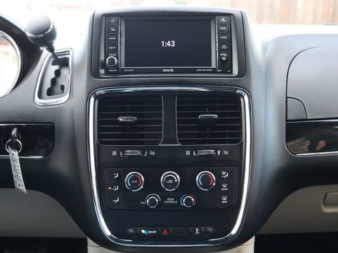 Used 2018 Dodge Grand Caravan SXT w/ Rear Park Assist Package image 33